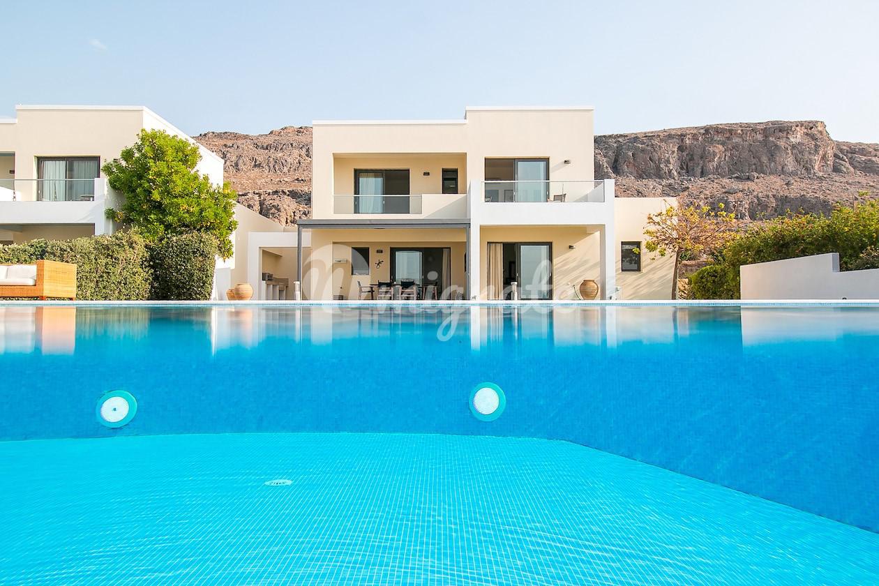 Вилла с причалом