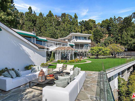 Потрясающее поместье с видом на город в Лос-Анджелесе (1444 Forest Knoll Dr, Los Angeles, CA 90069)