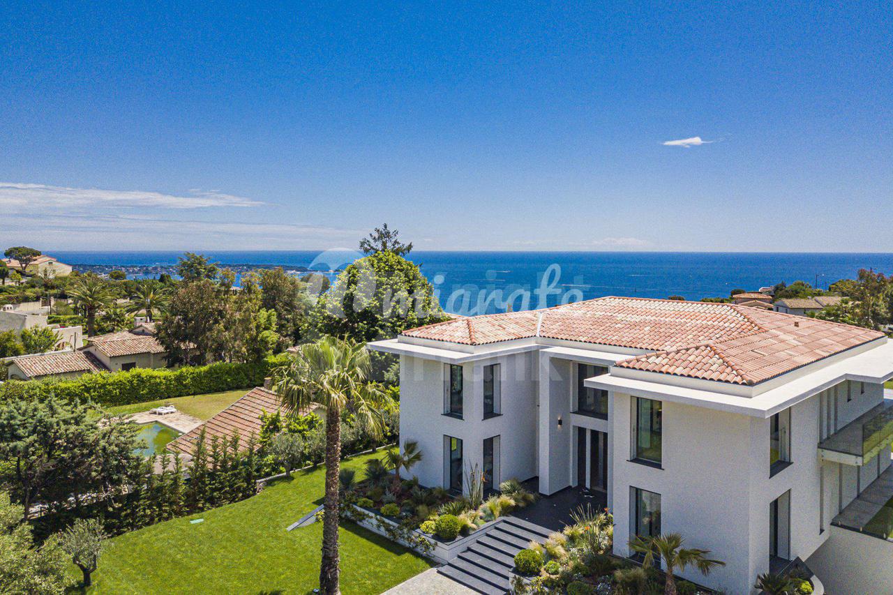 Современная вилла с видом на море в Каннах