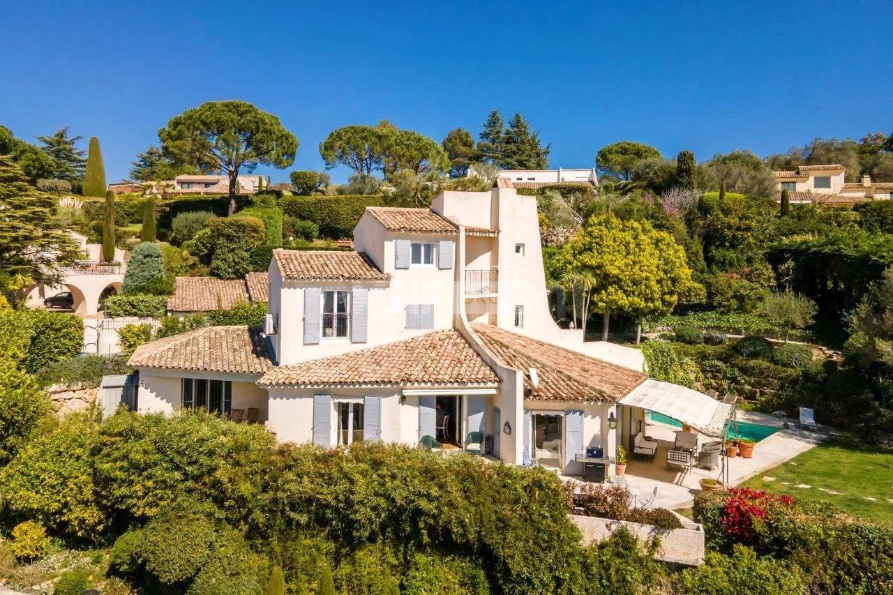 Отреставрированная вилла в престижном районе с великолепным видом (Reference : 8264 (KF Global: RSI012190182))