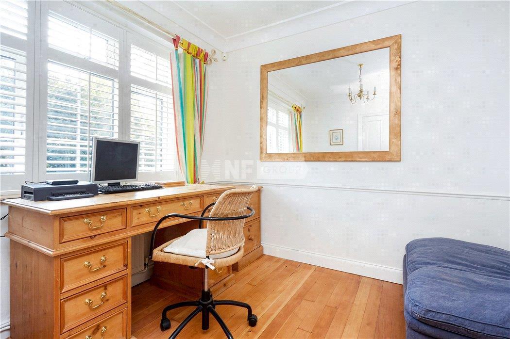 Вилла в Evelyn Way, Stoke D