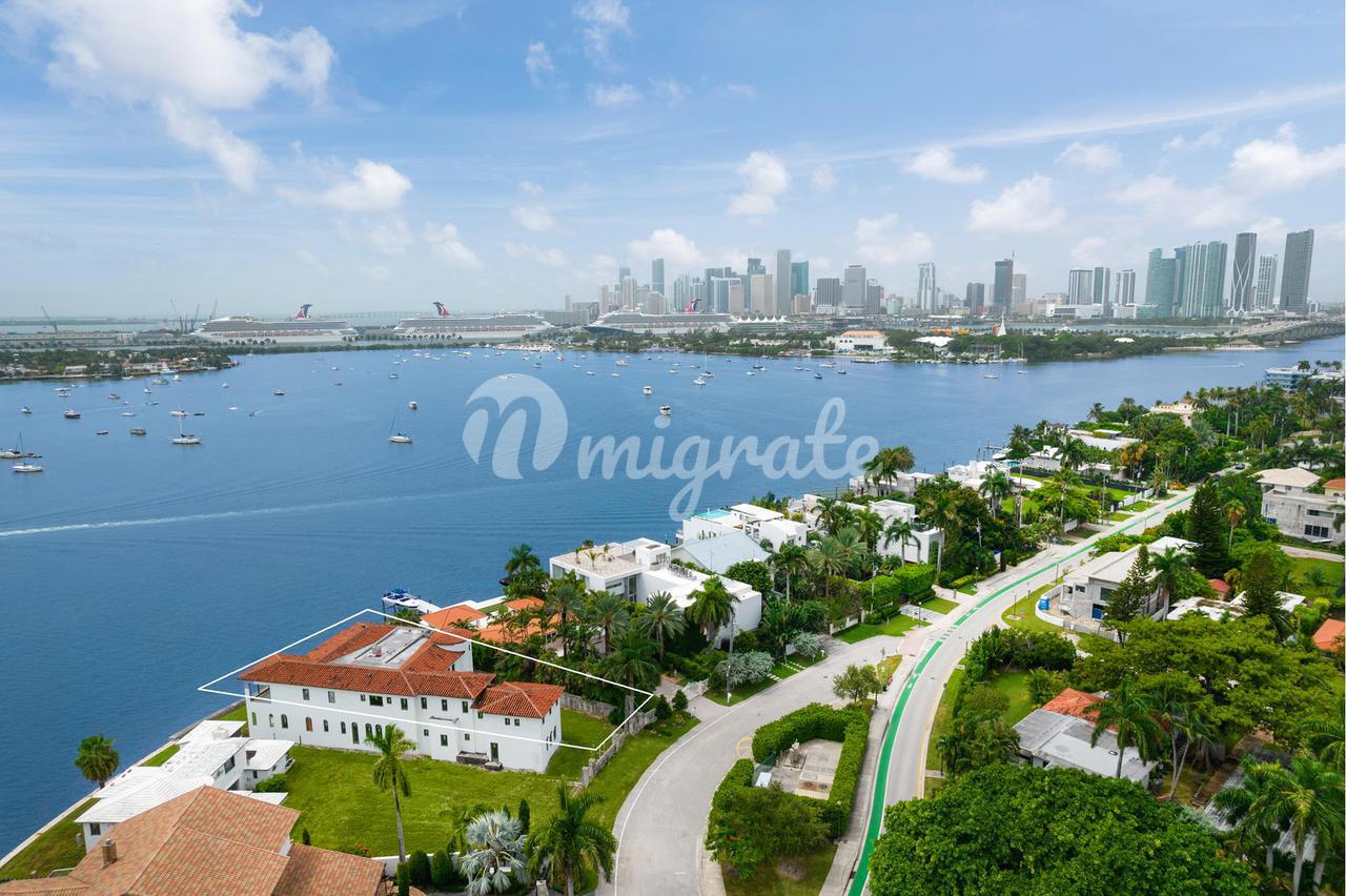 Вилла в 1384 S Venetian Way  - Miami, Florida