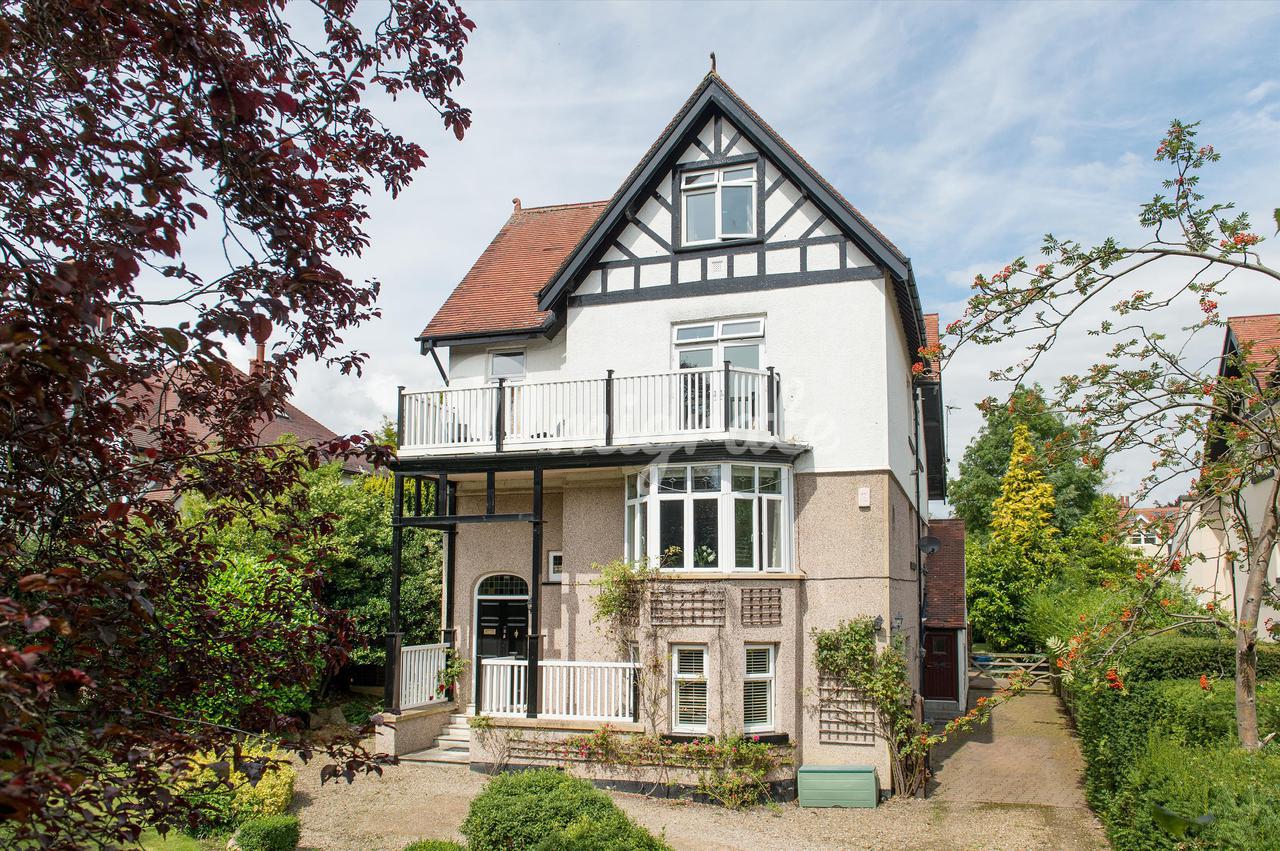 Вилла в Cornwall Road, Harrogate, North Yorkshire, HG1