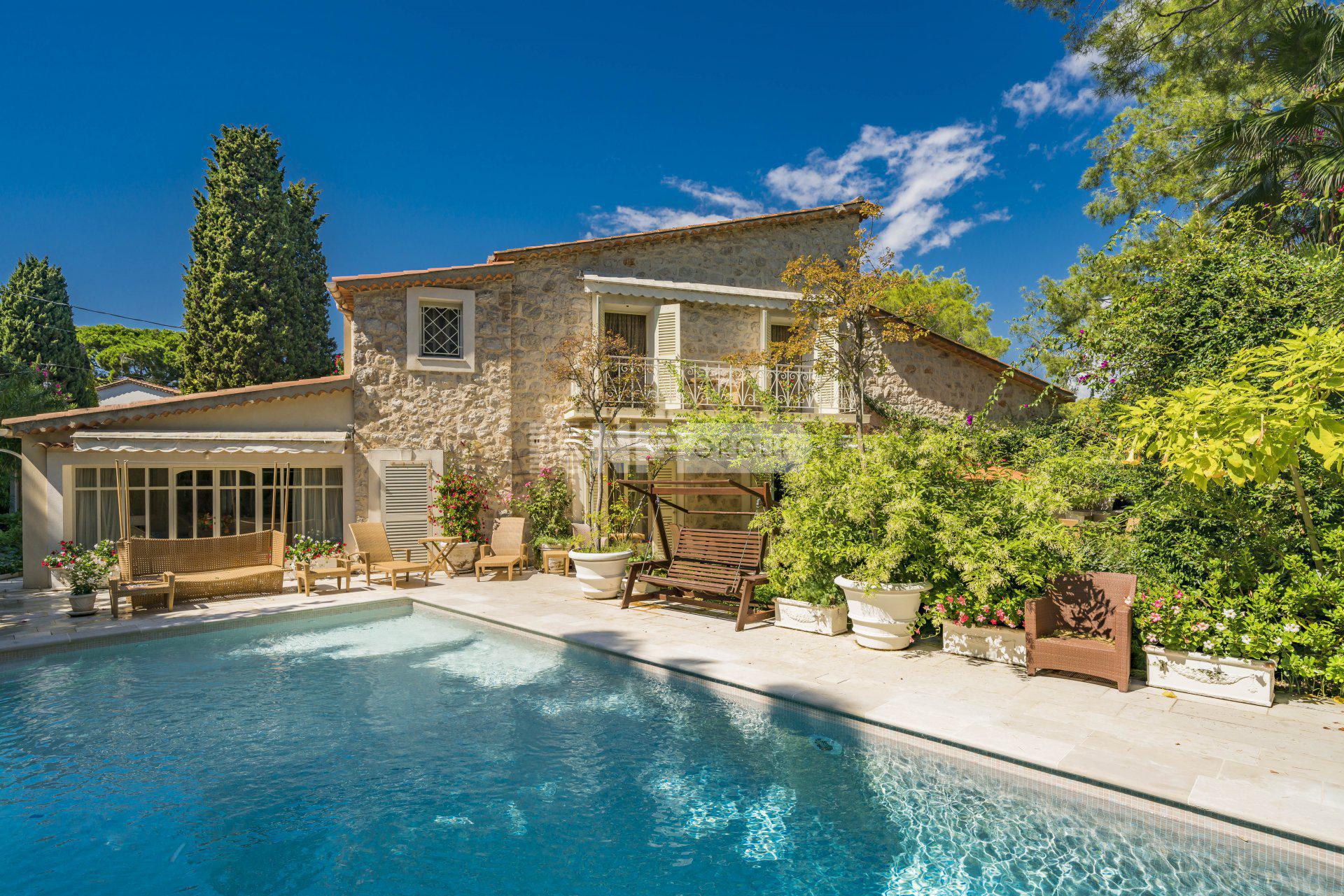Каменная вилла с бассейном на Сен-Жан-Кап-Ферра
