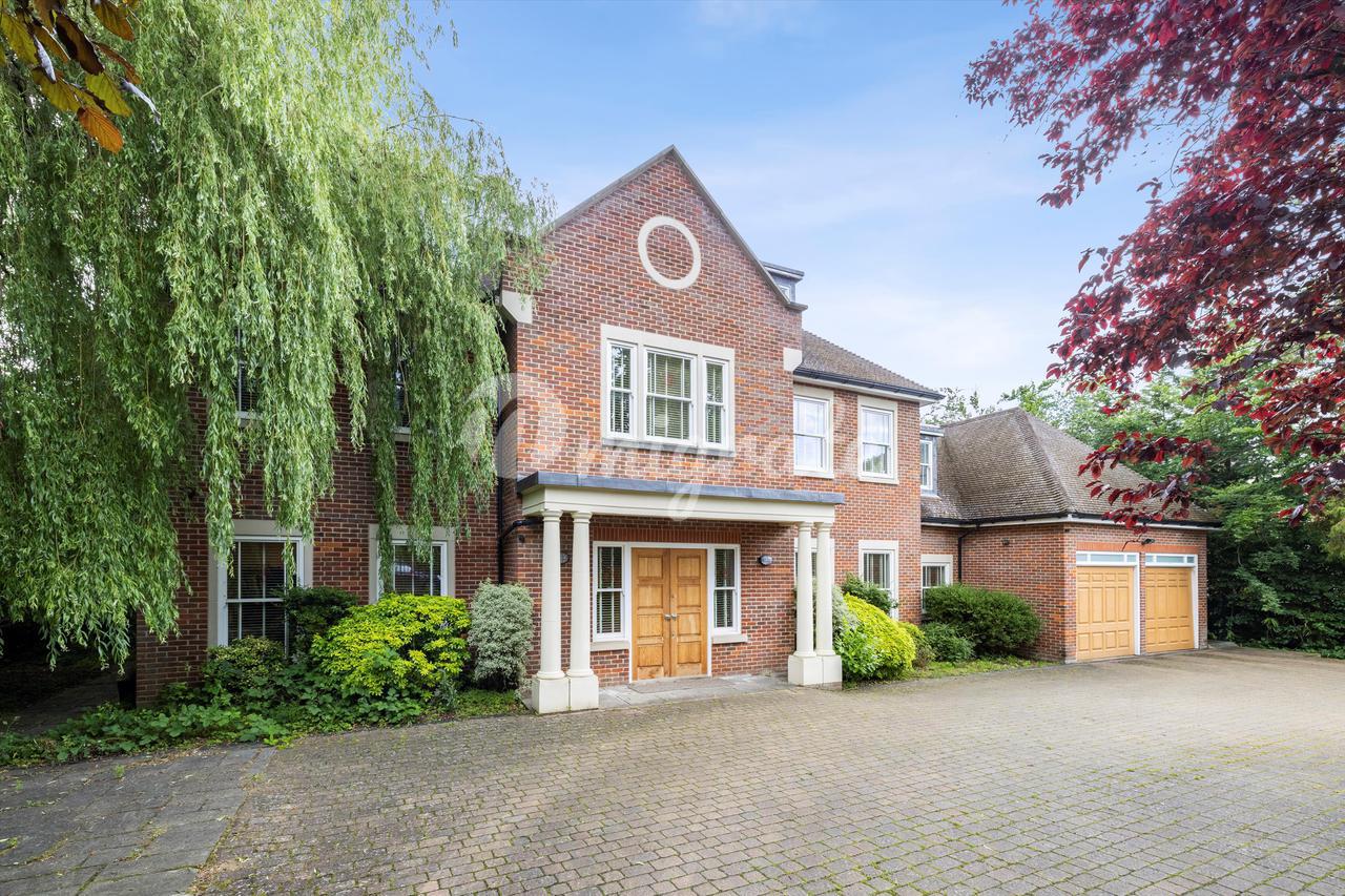 Вилла в Leys Road, Oxshott, Leatherhead, Surrey, KT22