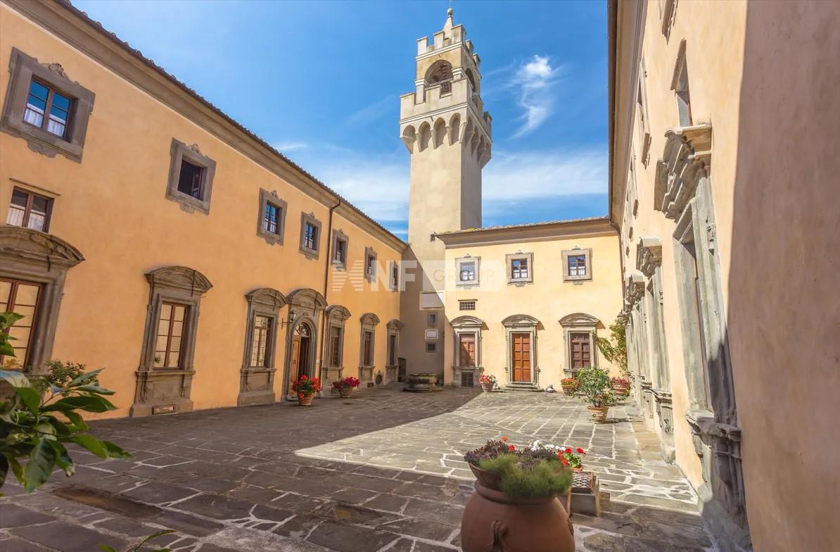 Особняк на вершине холма в Тоскане (flo130032)