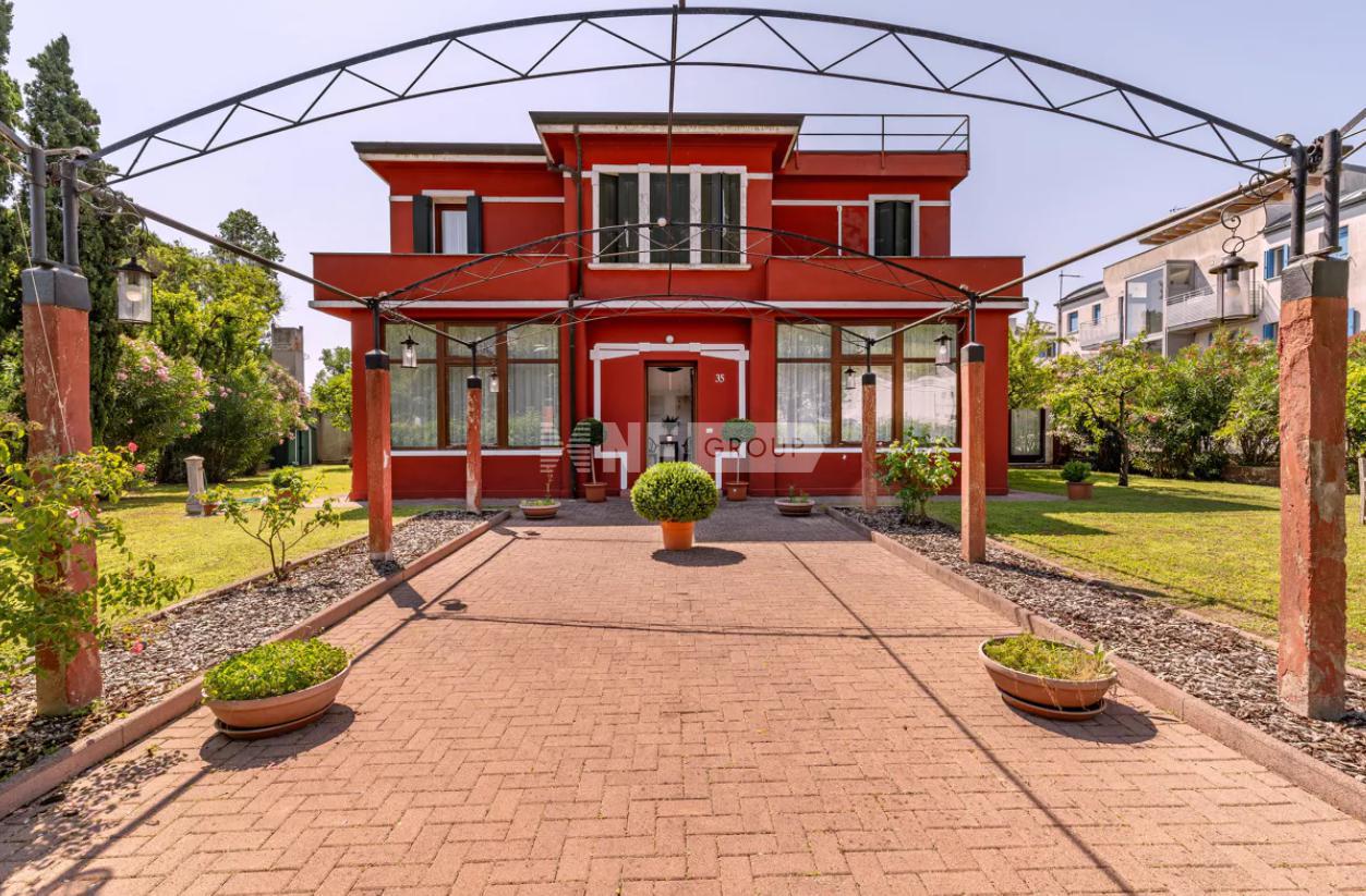 Вилла неподалеку от моря в Италии (Knight Frank 25.07.23)