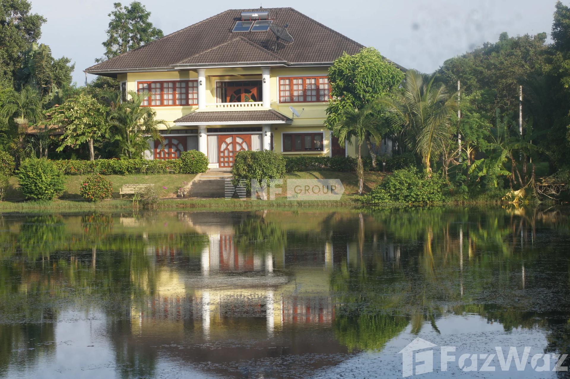 Villa with Lake Access