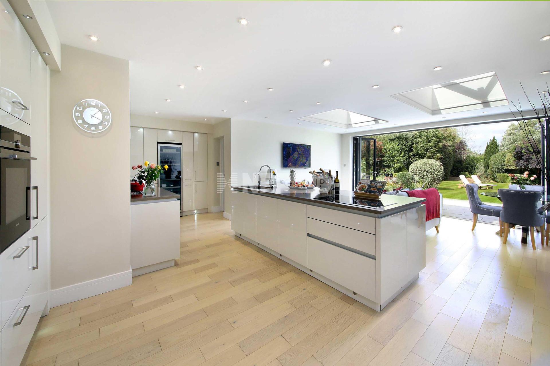 Вилла в Bagshot Road, Chobham, Woking, Surrey, GU24