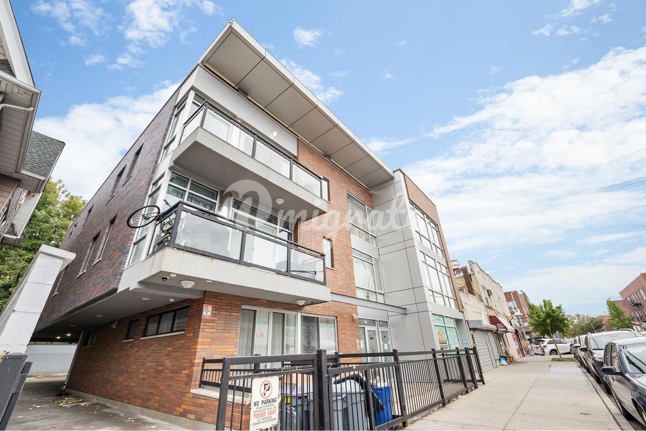 Вилла в 1409 W 7TH ST, BLDG - Bensonhurst, New York