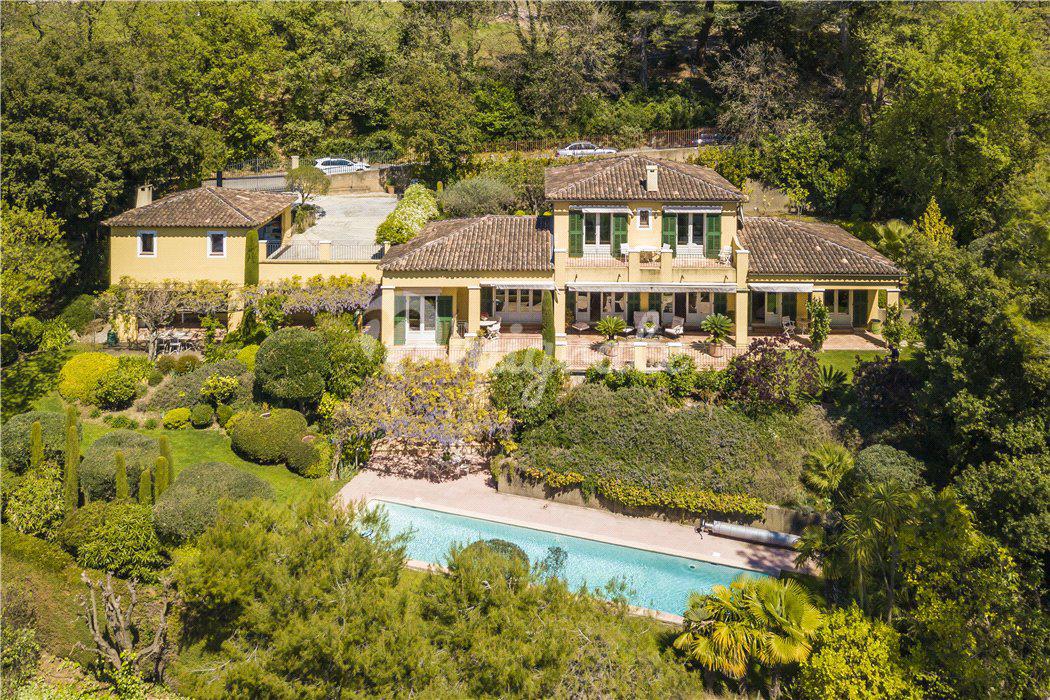 Вилла на гольф-курорте в Мужене