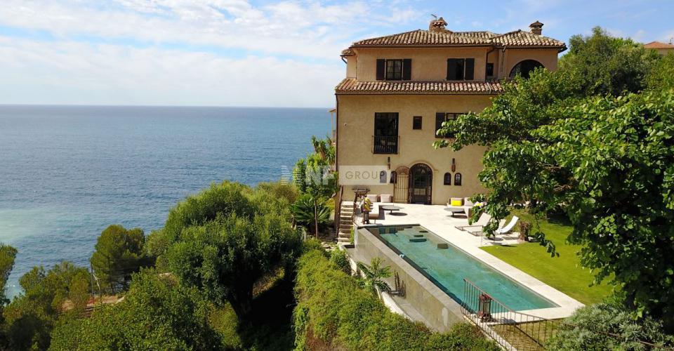 Вилла на побережье в Эз