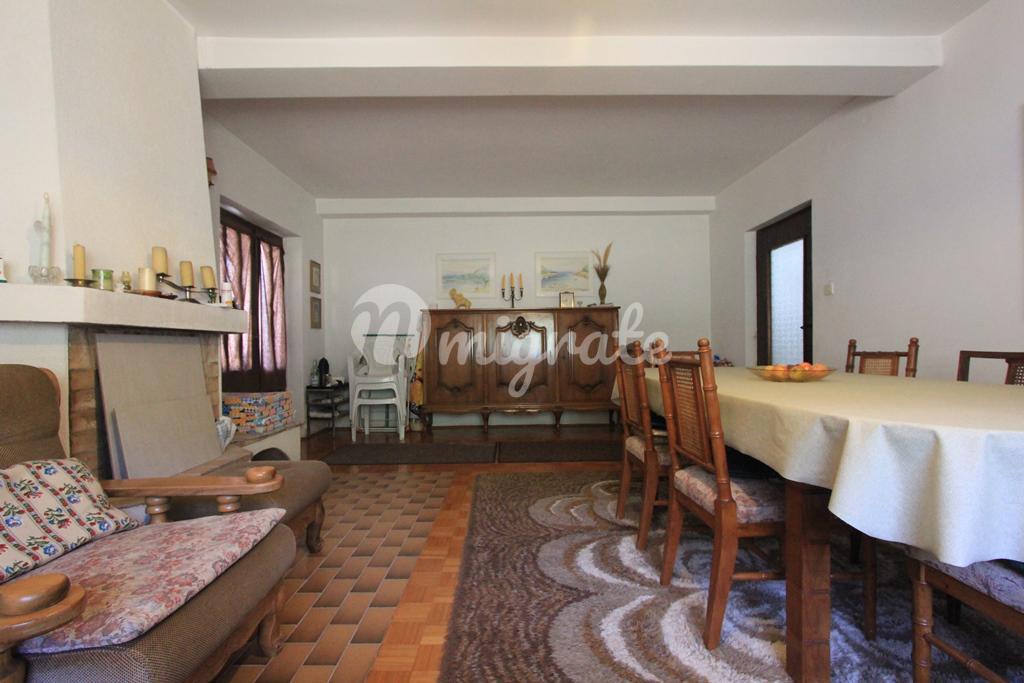 Просторный дом с большим двором в Зеленике (A spacious house with a large yard in Zelenika)