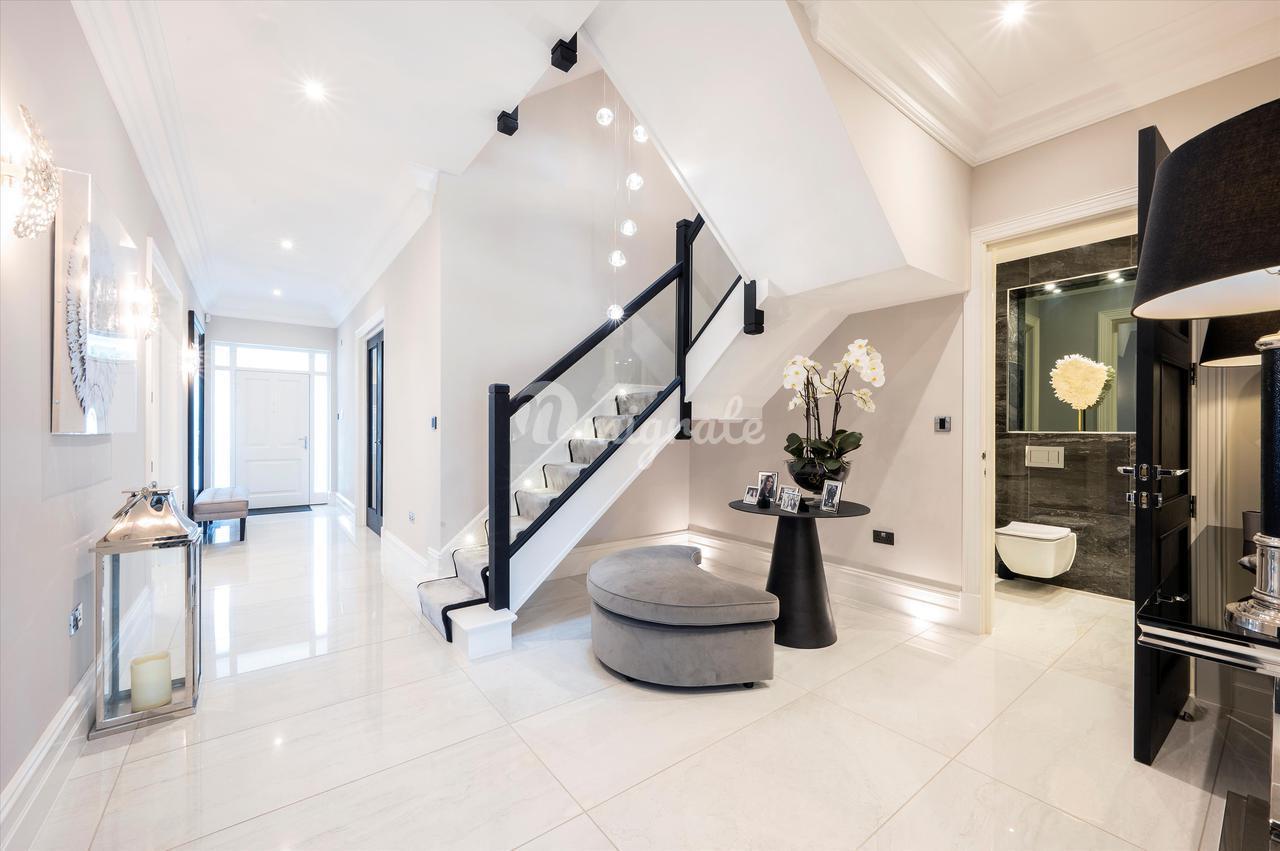 Продажа Вилла в Cottenham Park Road, London, SW20 в Лондоне в