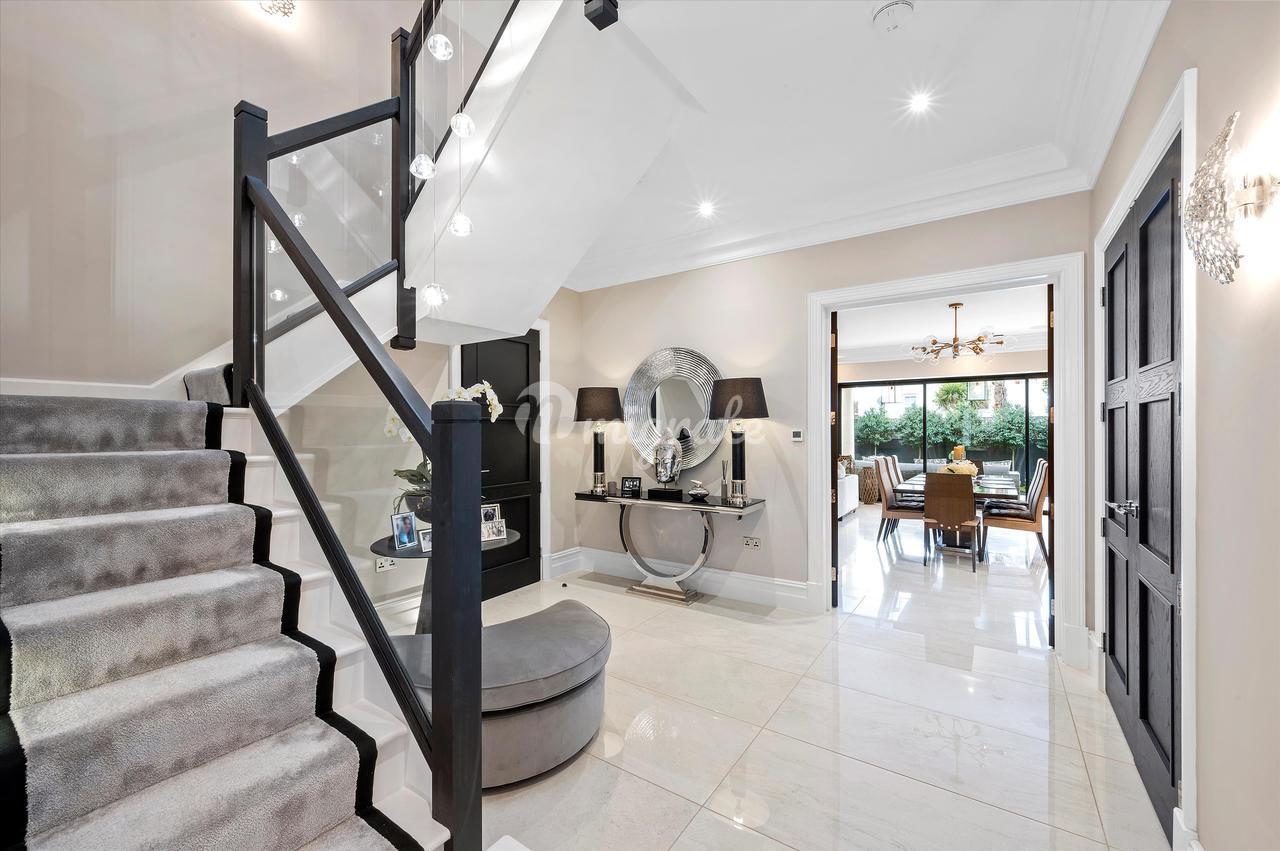 Продажа Вилла в Cottenham Park Road, London, SW20 в Лондоне в