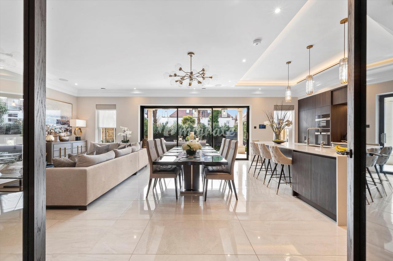 Продажа Вилла в Cottenham Park Road, London, SW20 в Лондоне в