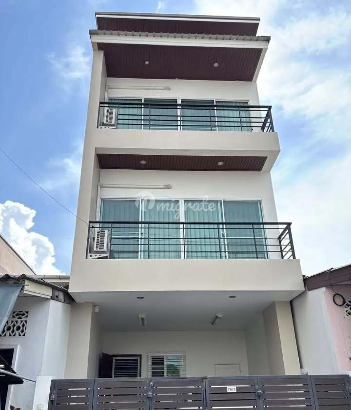 Cozy Townhome in Old Town 3-Storey Townhome