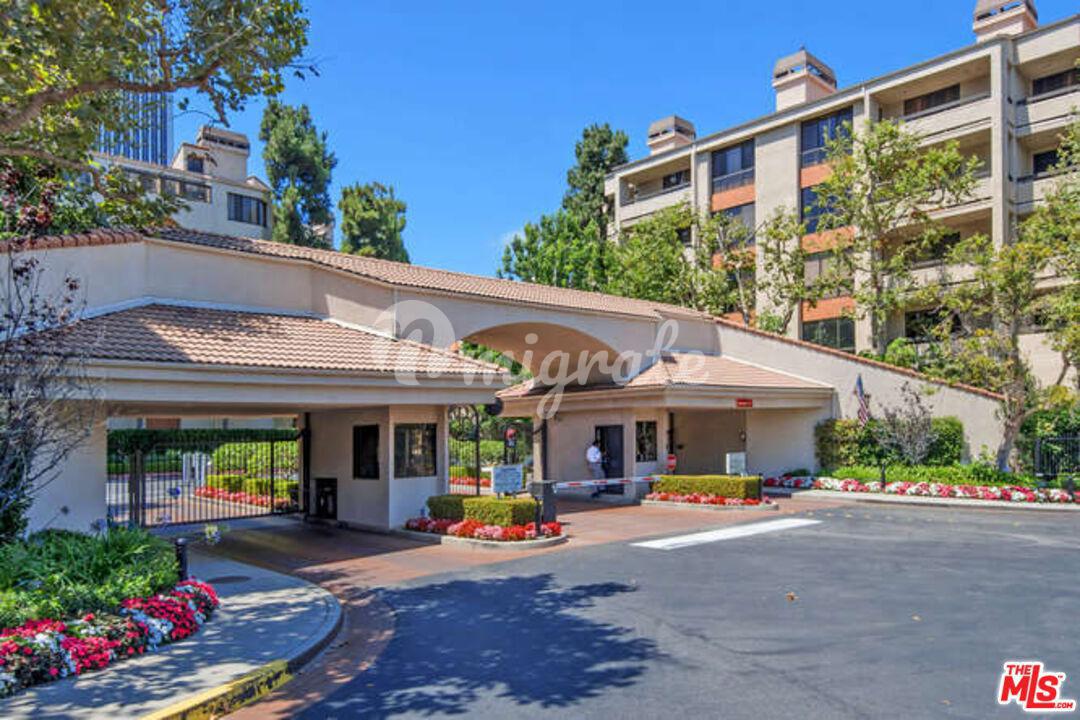 Кондоминиум в 2102 Century Park Ln, 107 - Westwood / Century City, California