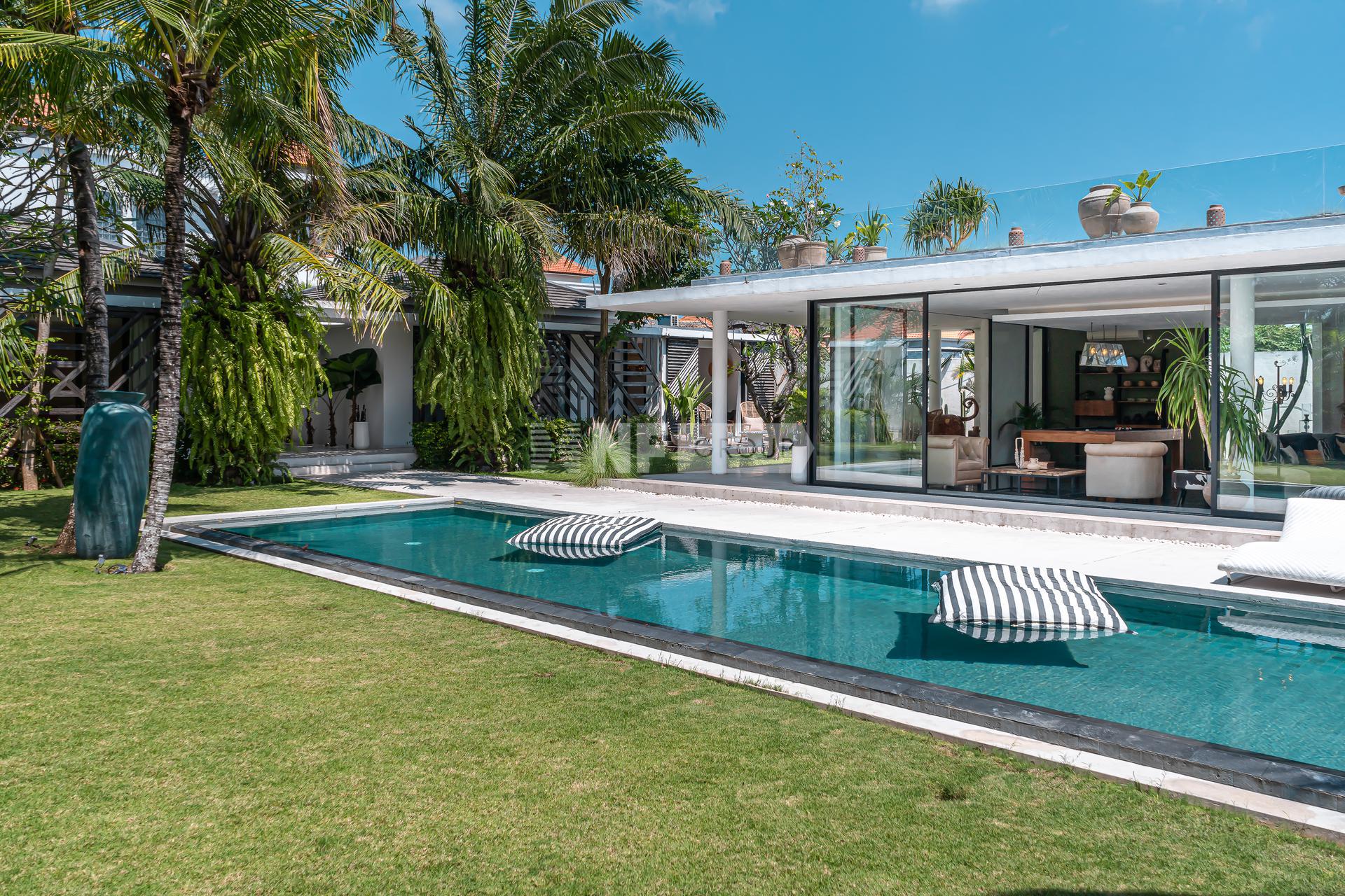 6 Bedroom Luxury Contemporary Villa Near the Beach in Batu Belig, Seminyak