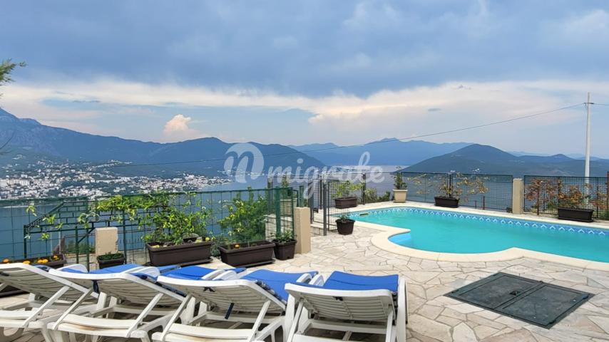 Потрясающая вилла с бассейном м панорамным видом на залив (Stunning villa with pool and panoramic views of the bay)