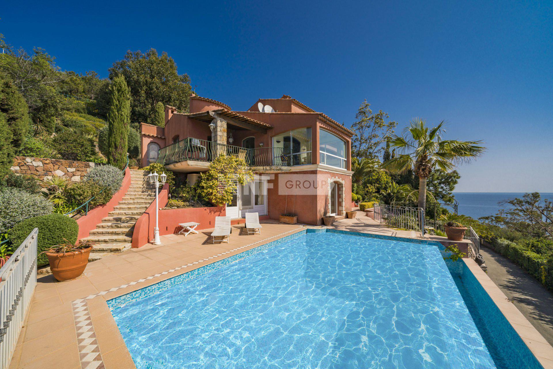 Вилла с панорамным видом на море в Теуль-Сюр-Мер