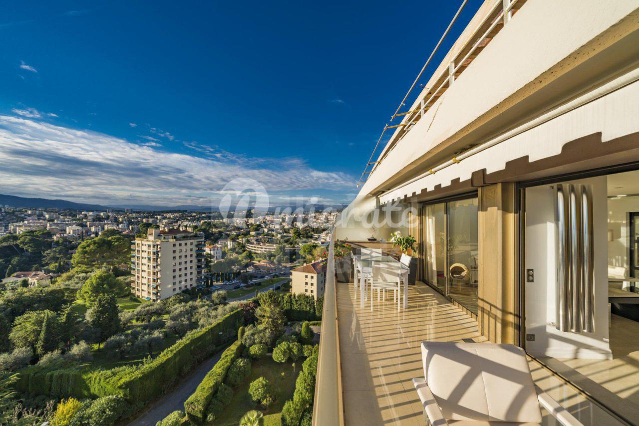 Апартаменты с панорамным видом на море в Каннах