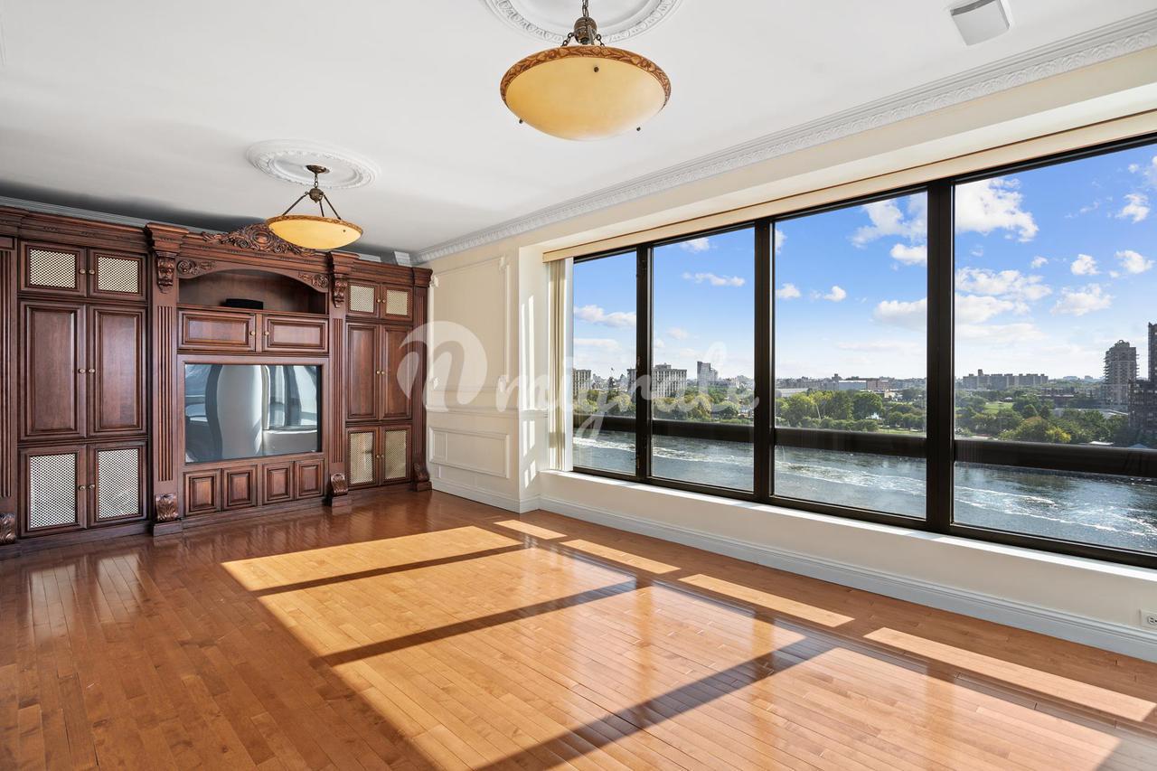 Кондоминиум в The Promenade, 530 E 76TH ST, 10HJK - Lenox Hill, New York