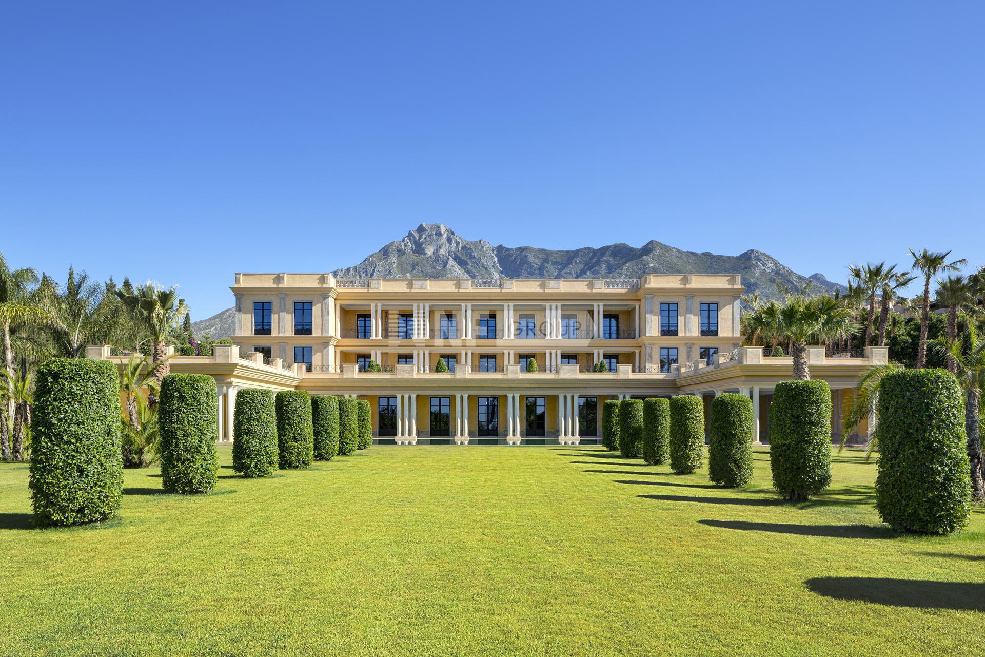 Вилла в дворцовом стиле в Испании