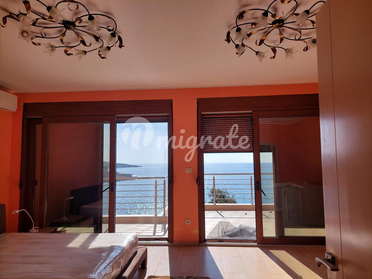 Просторный дом в Утехе с панорамным видом на море  (Spacious house in Utjeha with panoramic sea views)