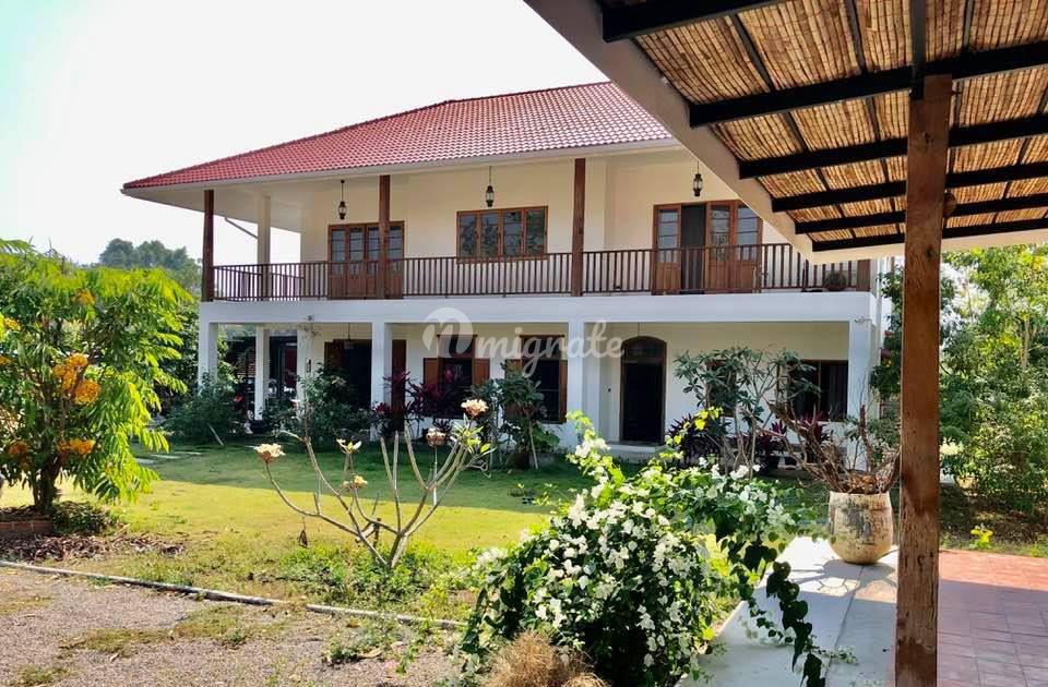 5 спален Дом на продажу (2 Houses in large plot for sale in prime area of Namprae)