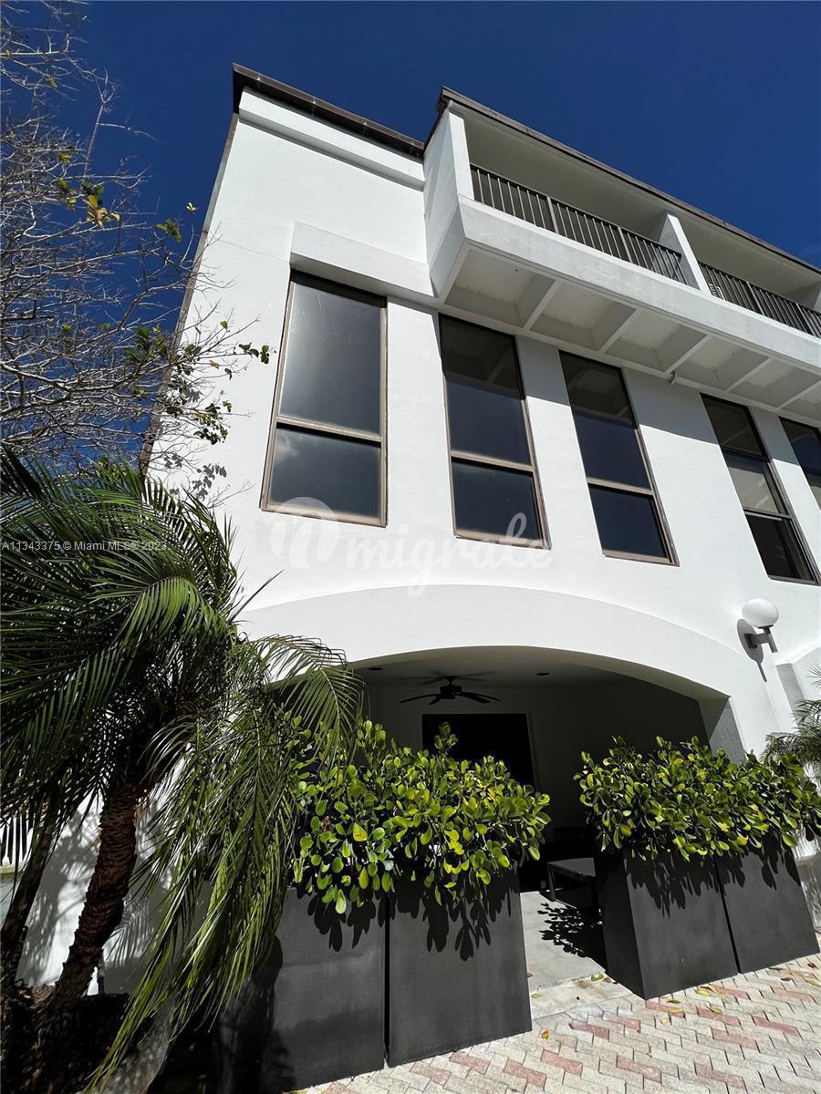 Вилла в 10651 NE Quaybridge Ct - Miami, Florida