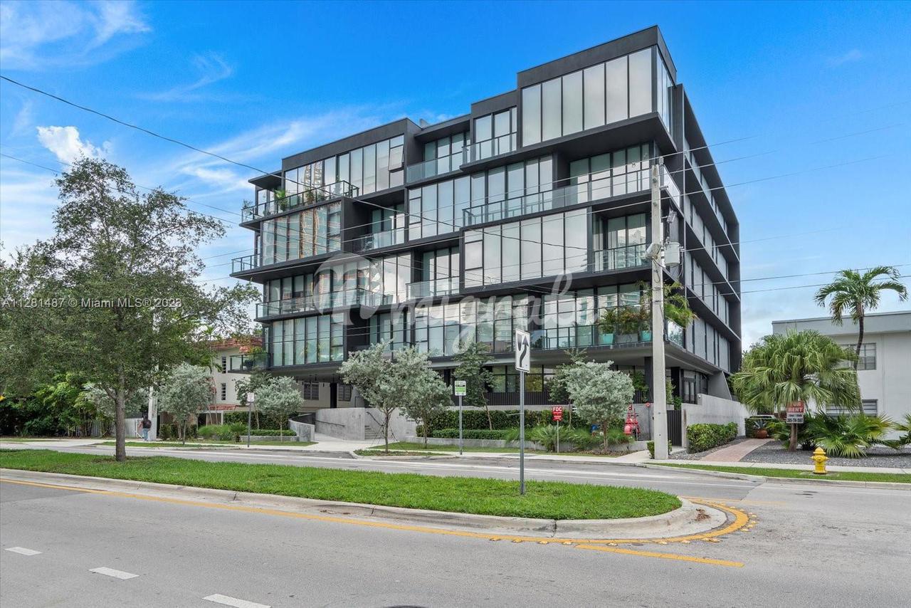 Кондоминиум в 3156 SW 27th Ave, 103 - Miami, Florida