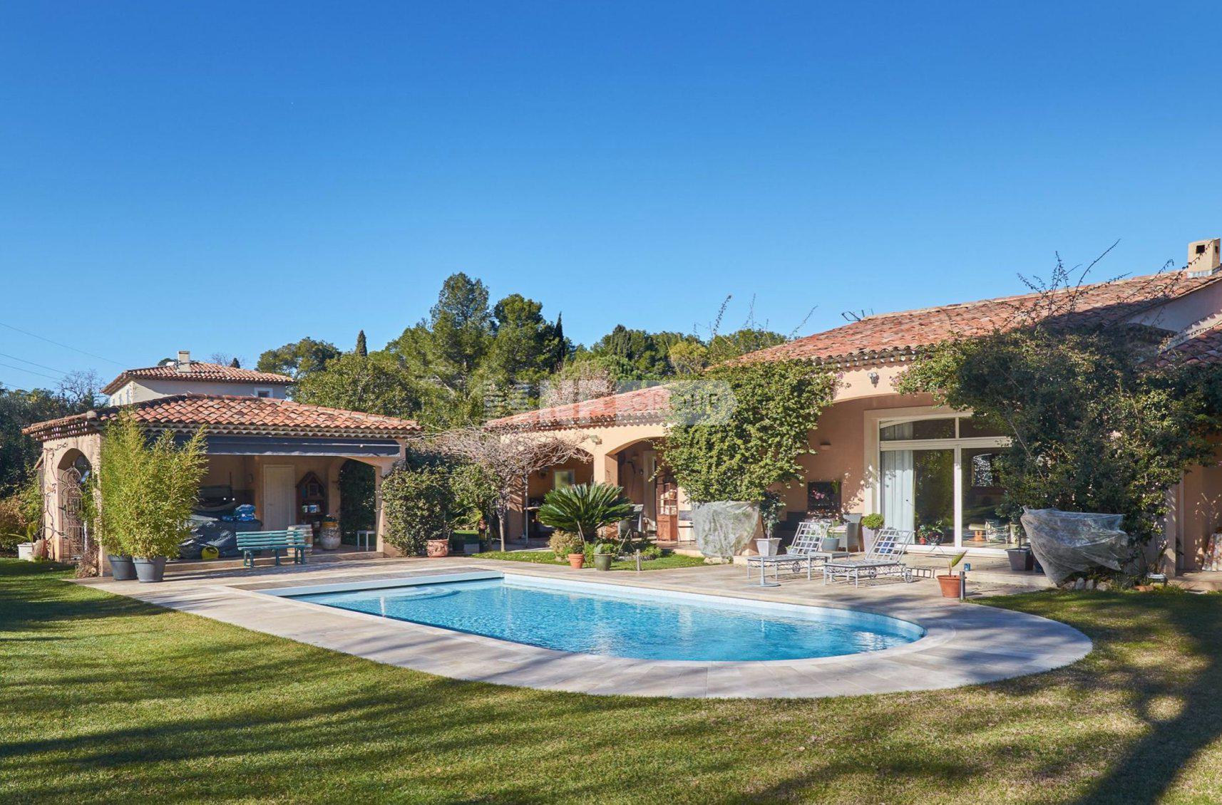 Вилла в частном поселке в Мужене