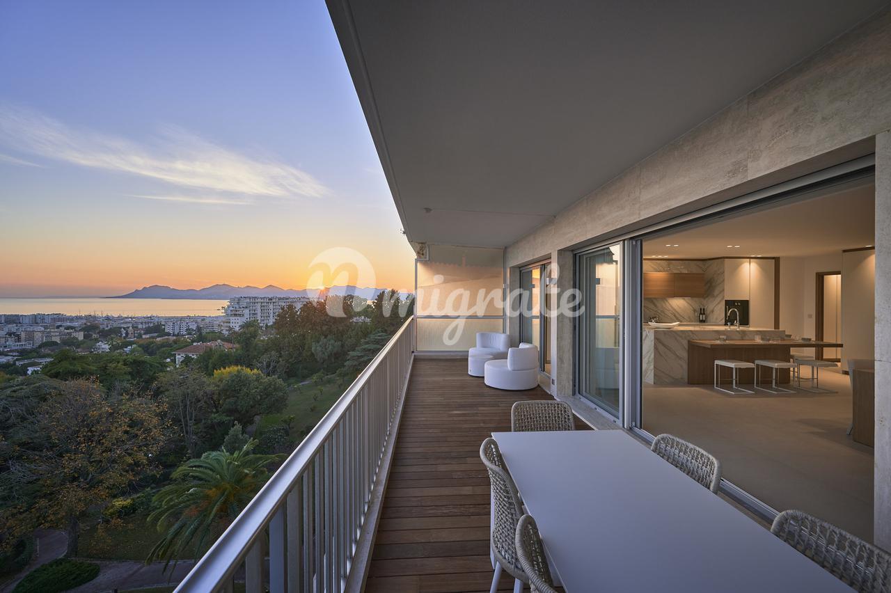 Апартаменты с панорамным видом в престижном районе Канн (Reference : 8008)