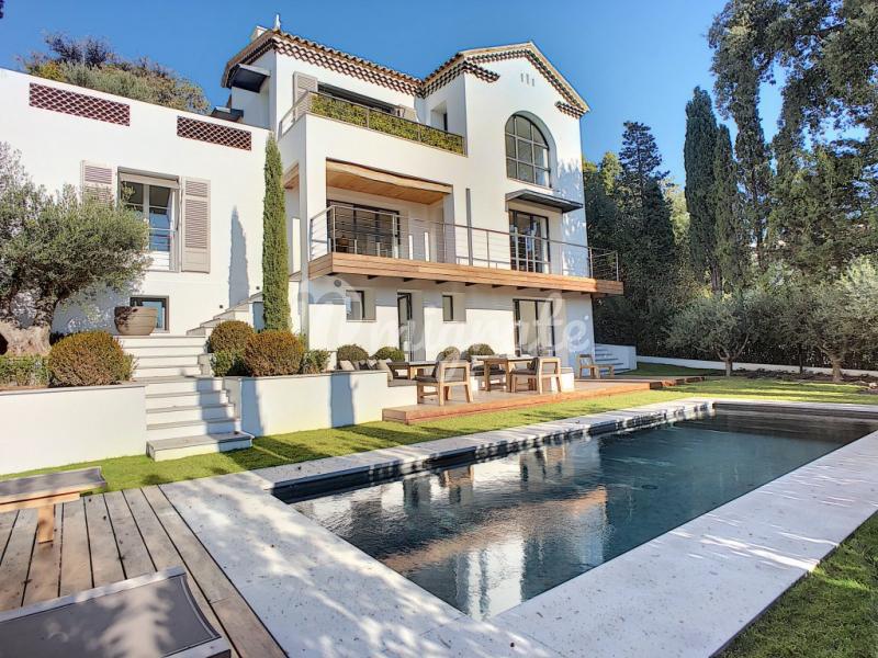 Вилла с видом на море и бассейном