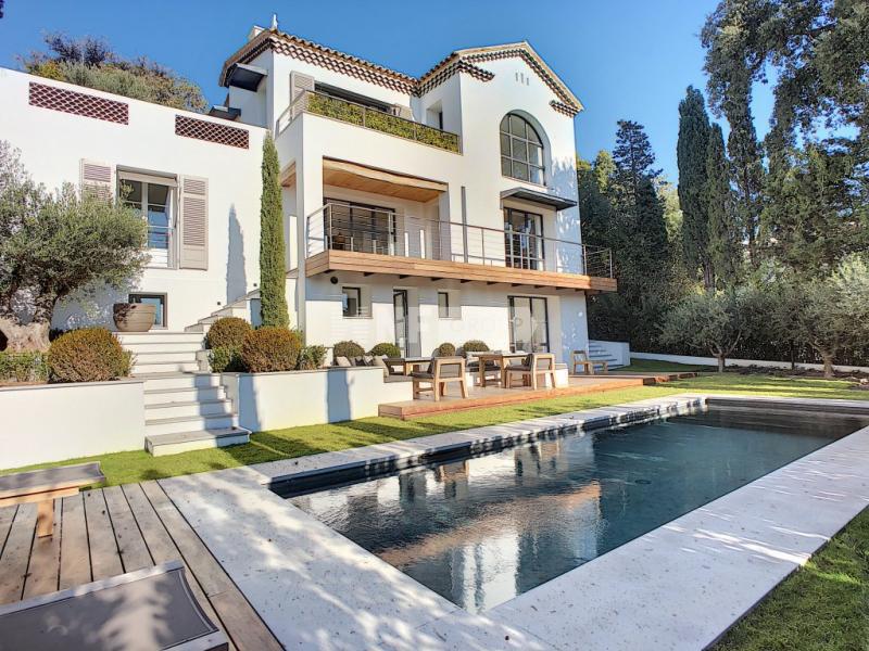 Вилла с видом на море и бассейном