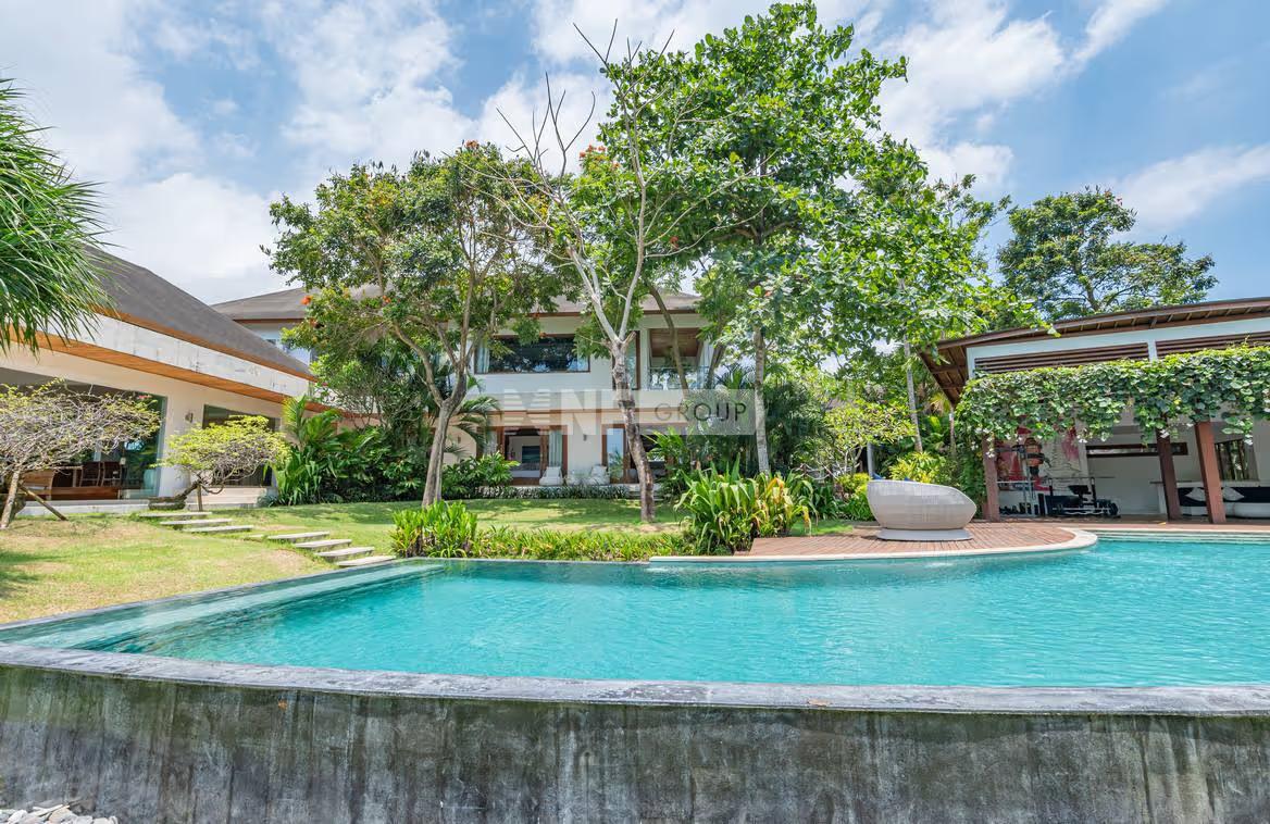 Breathtaking 5-bedroom modern villa only 250 meters from Pererenan beach