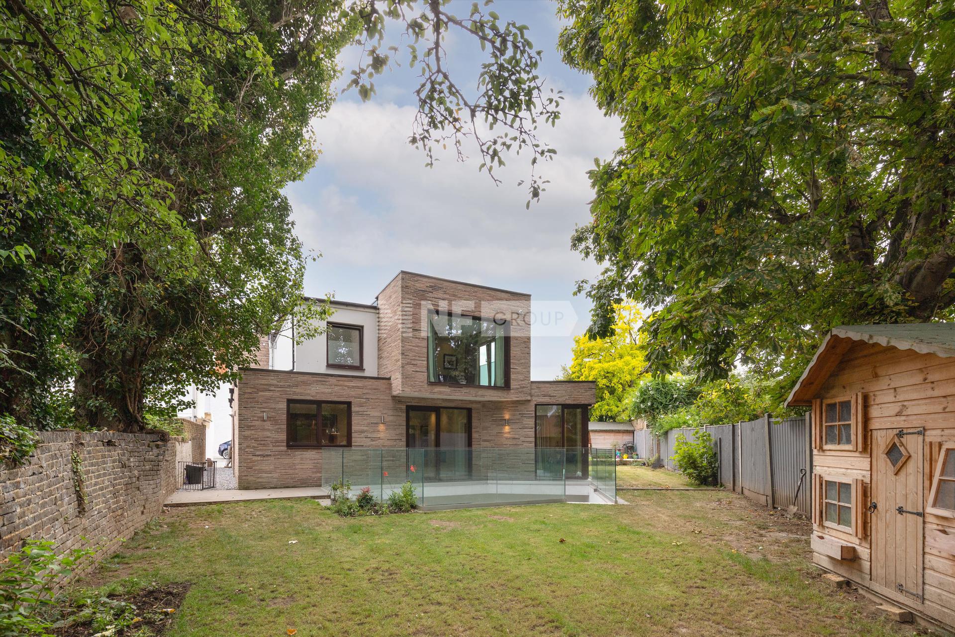 Вилла в Bramcote Road, London, SW15.