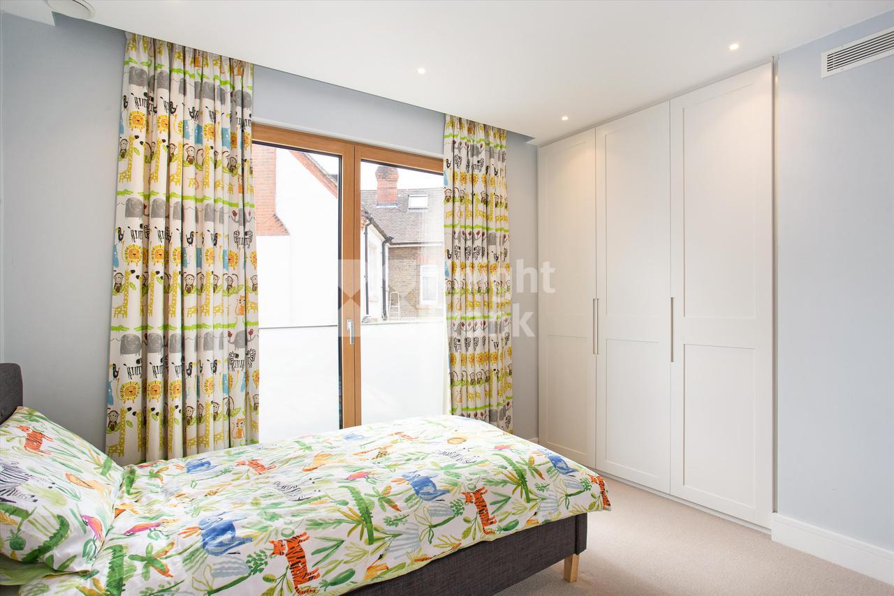 Продажа Вилла в Bramcote Road, London, SW15. в Лондоне в