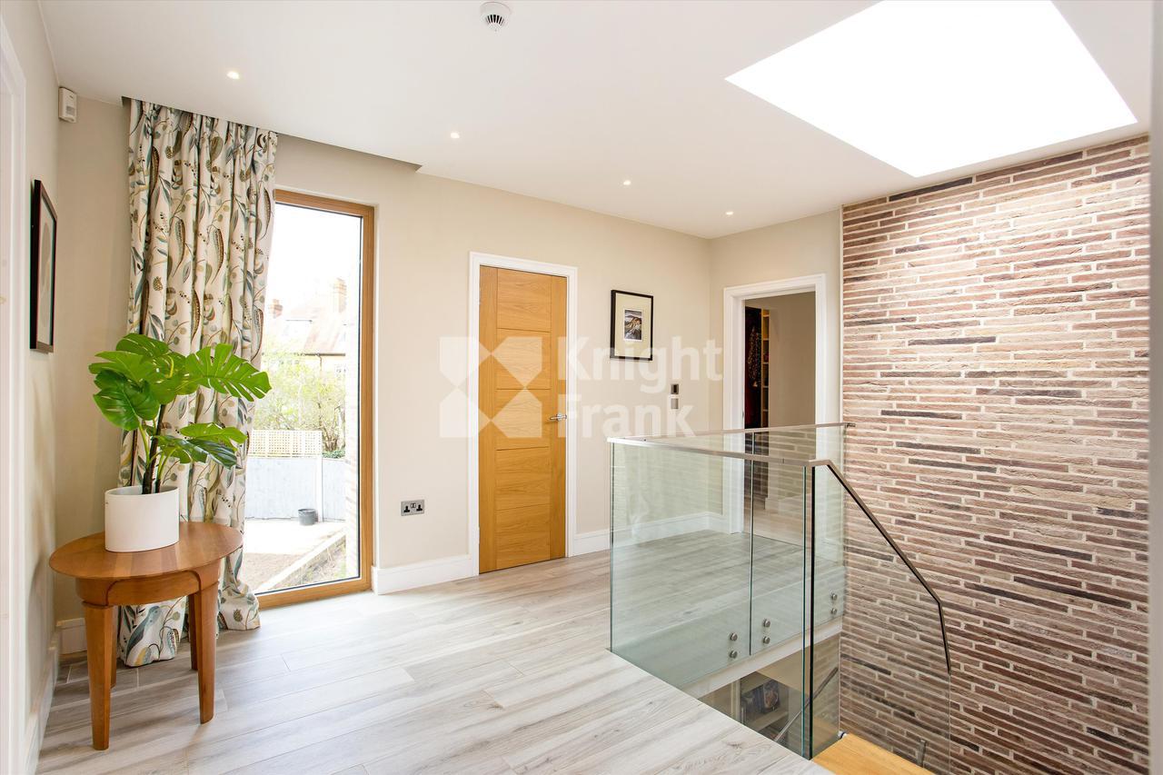 Продажа Вилла в Bramcote Road, London, SW15. в Лондоне в