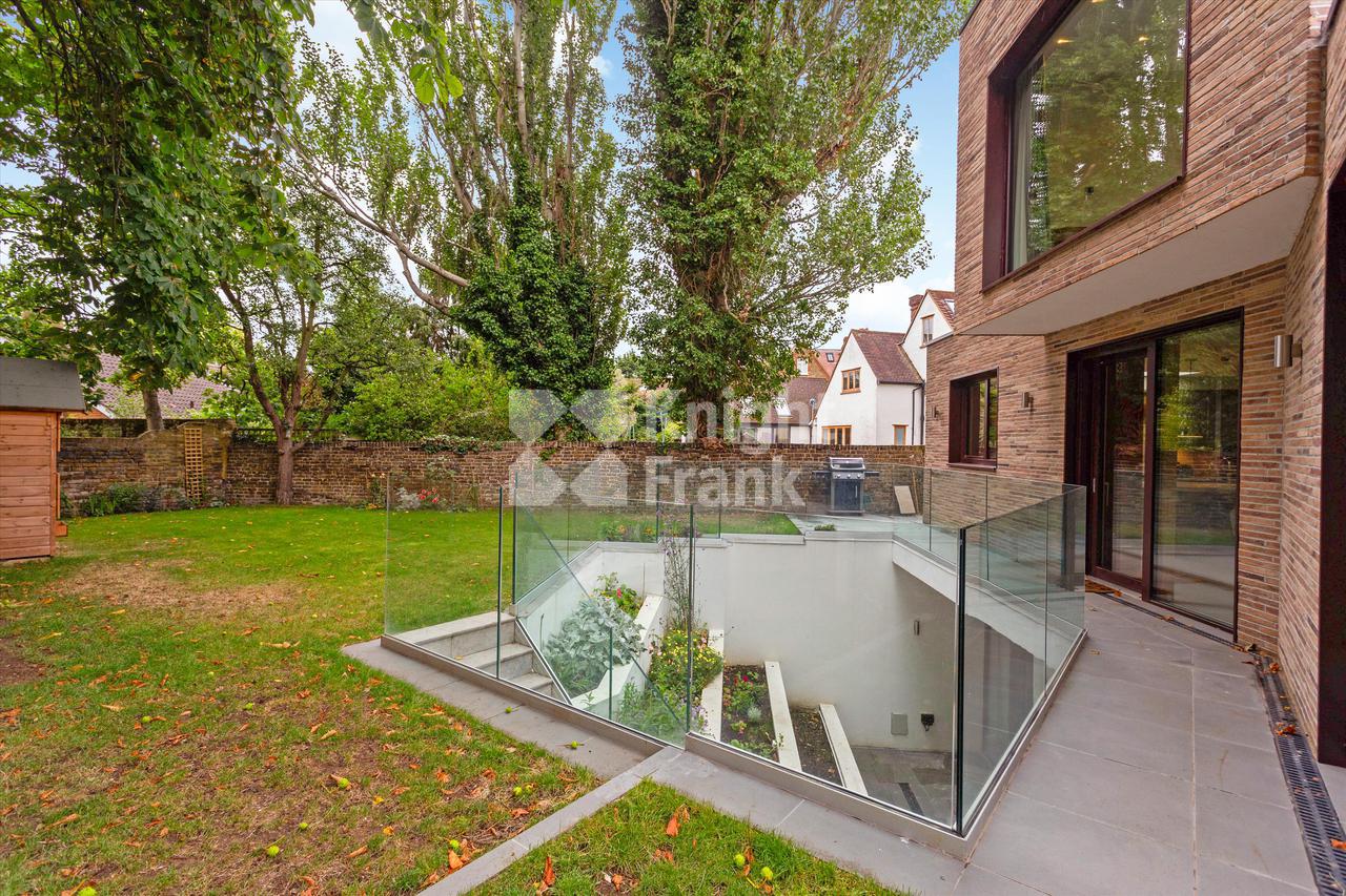 Продажа Вилла в Bramcote Road, London, SW15. в Лондоне в