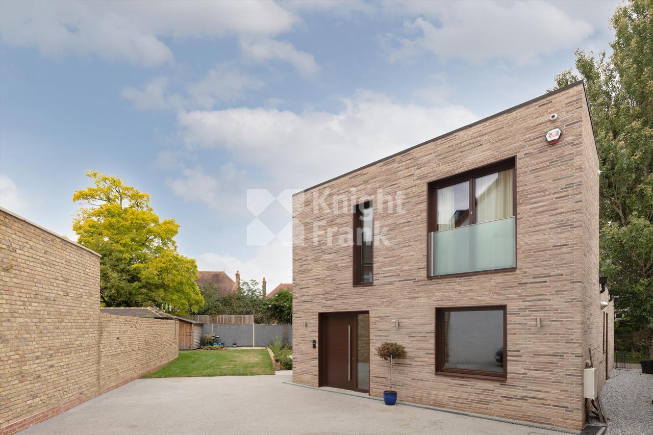 Продажа Вилла в Bramcote Road, London, SW15. в Лондоне в