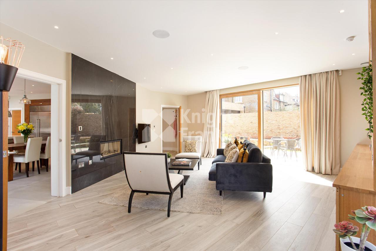 Продажа Вилла в Bramcote Road, London, SW15. в Лондоне в
