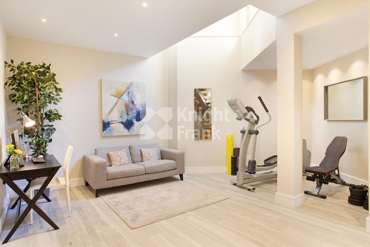 Продажа Вилла в Bramcote Road, London, SW15. в Лондоне в