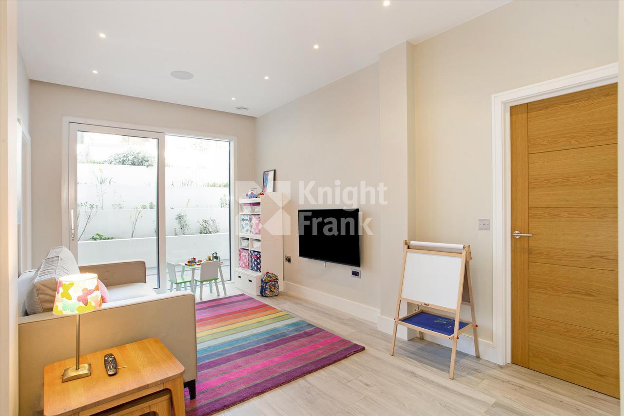 Продажа Вилла в Bramcote Road, London, SW15. в Лондоне в