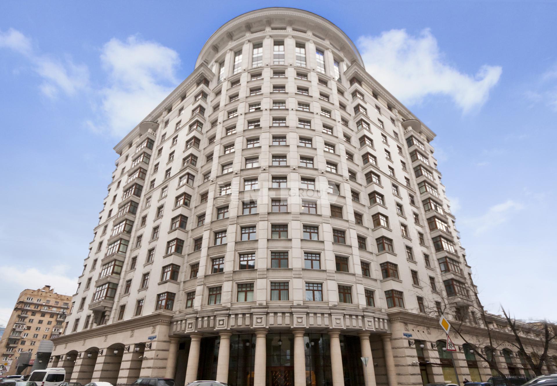 «Дом на Смоленской Набережной» (Дом на Смоленской Набережной)