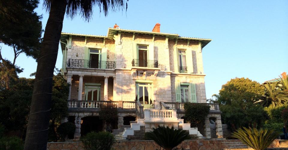 Вилла в Рокбрюн-Кап-Мартен