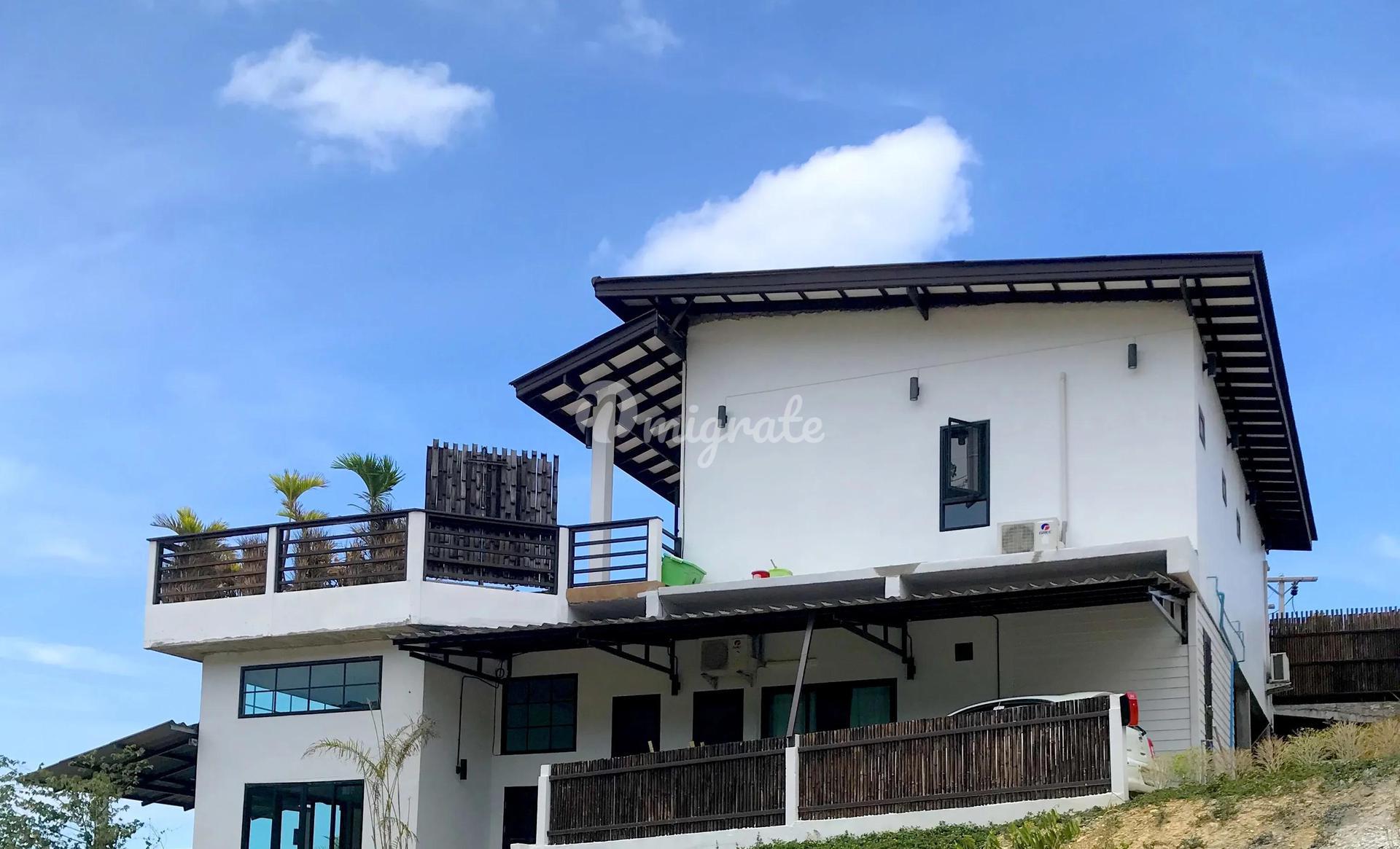 4 спален Дом на продажу (Sea View Pool Villa With 3-4 Land Plots for Sale in Ko Lanta)