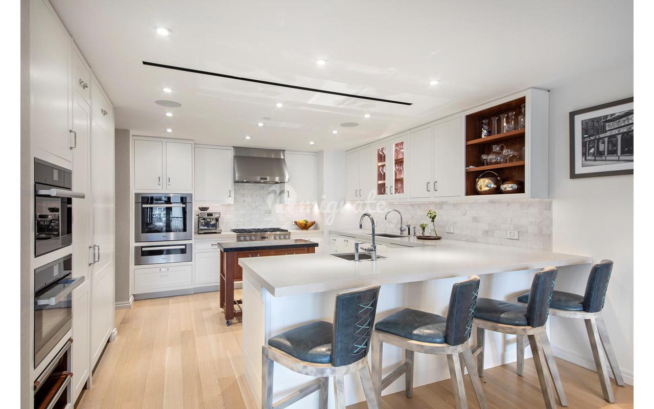 Кондоминиум в Two Ten West 77, 210 W 77TH ST, 12W - Upper West Side, New York