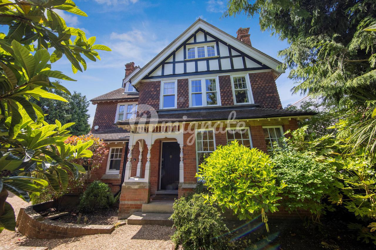 Вилла в Waterden Road, Guildford, Surrey, GU1.